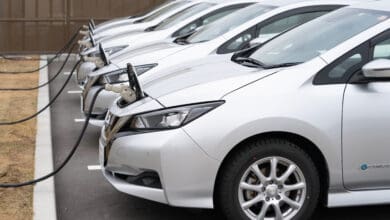 צי של רכבי ניסאן ליף מחוברים לעמדות טעינה לרכב חשמלי