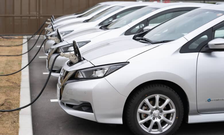 צי של רכבי ניסאן ליף מחוברים לעמדות טעינה לרכב חשמלי
