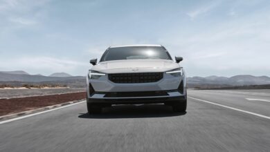 מבט קדמי על פולסטאר 2 בצבע לבן בנסיעה בכביש בין עירוני