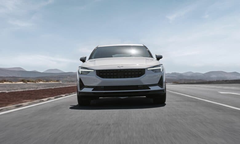 מבט קדמי על פולסטאר 2 בצבע לבן בנסיעה בכביש בין עירוני