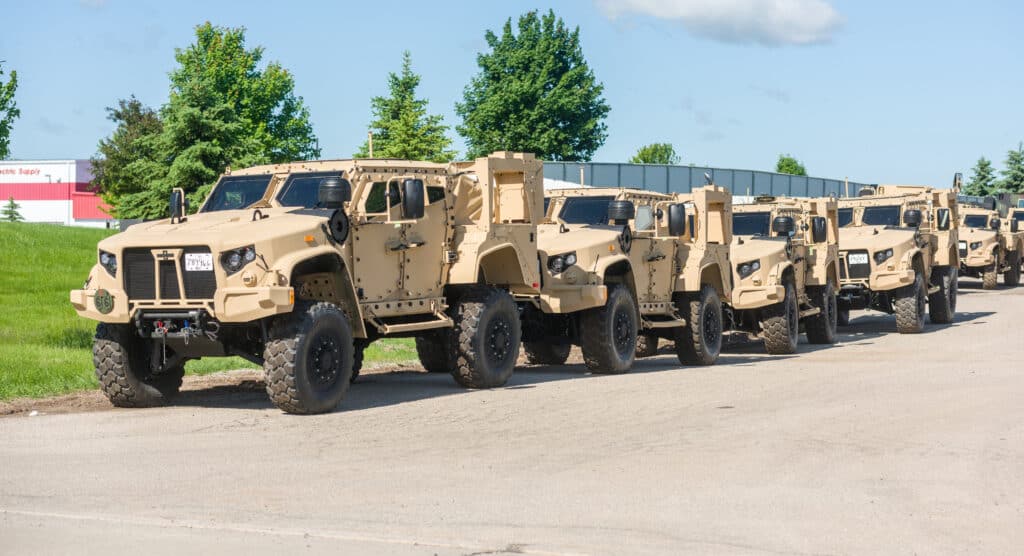 רכבי JLTV של צבא ארצות הברית בשורה