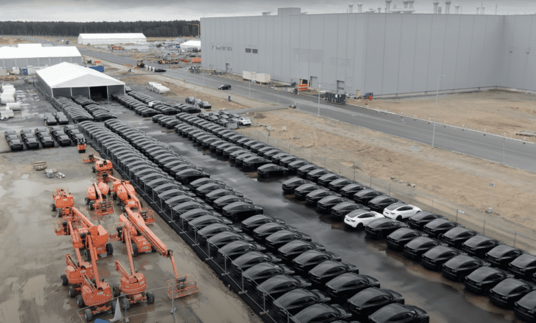 צילום רחפן של צי של טסלה מודל Y מהגיגה פקטורי של טסלה בברלין, פברואר 2022