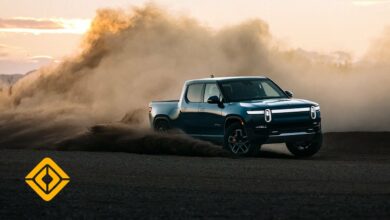 ריביאן R1T, הטנדר החשמלי, מעיף חול תוך כדי דריפטים בשטח