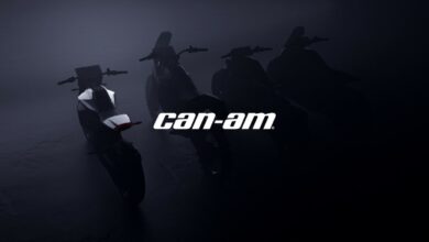 טיזר של Can Am לכלים דו גלגלים חשמליים חדשים עם ארבעה כלים דו גלגליים בחושך