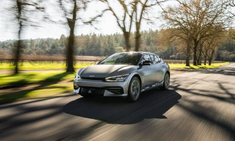 קיה EV6 קרוסאובר חשמלי בכביש