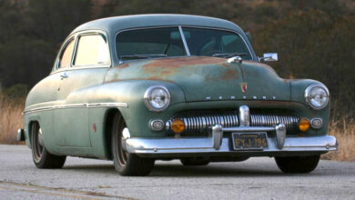 מרקורי קופה 1949 שהוסבה לחשמלית בנסיעה בכביש