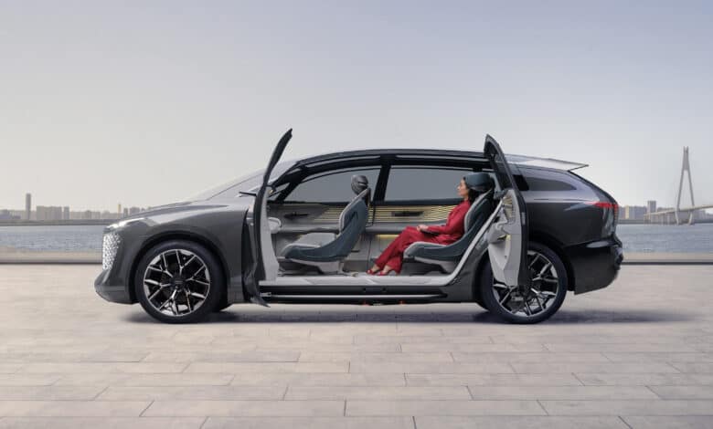 אאודי Urbansphere מיניוואן חשמלי בבמבט מהצד עם דלתות פתוחות