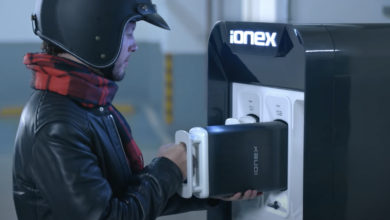 רוכב קטנוע מחליף את הסוללה של הקטנוע החשמלי שלו במתקן של Ionex