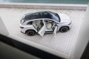 מרצדס EQS SUV במבט מלמעלה עם דלתות פתוחות