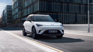 קרוסאובר חשמלי חדש סמארט #1 בצבע לבן בעיצוב חלק ואלגנטי בנסיעה בעיר