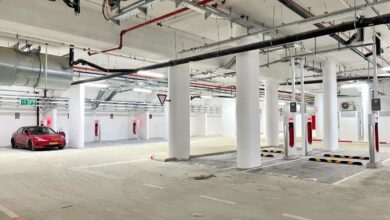 שמונה עמדות טעינה מהירות של חברת טסלה בחניון תת קרקעי בבאר שבע ישראל