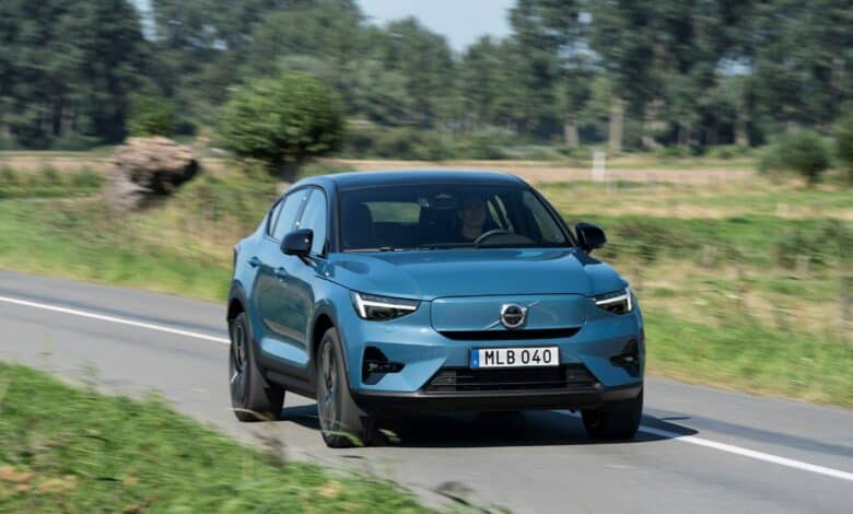 וולוו C40 חשמלית בצבע כחול ים בנסיעה על כביש מבט מקדמת הרכב