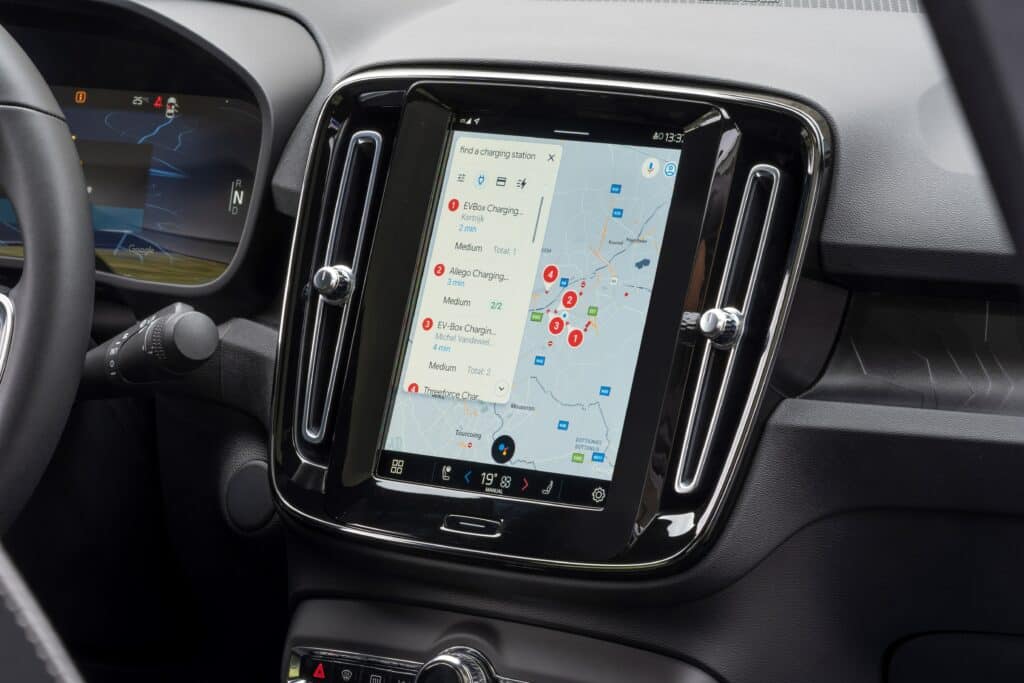 גוגל מפות מוצג על גבי מסך מערכת המולטימדיה של הוולוו C40 Recharge עם רשימה של תחנות טעינה