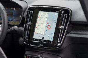 גוגל מפות מוצג על גבי מסך מערכת המולטימדיה של הוולוו C40 Recharge עם רשימה של תחנות טעינה