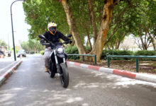 אביעד רייס בנסיעה על זירו FXE חשמלי