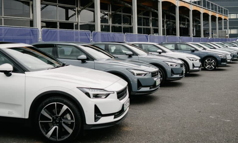 שורה של רכבי פולסטאר 2 עומדים אחד ליד השני בתערוכת הרכב החשמלי Fully Charged Live 2022 באנגליה