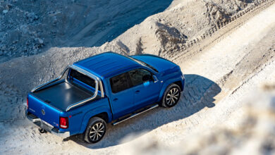 פולקסווגן אמארוק בצבע כחול בשטח במבט על