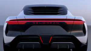 מבט על אחורי הרכב של האלפא 5 עם הכיתוב DELOREAN