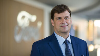 צילום פנים של ג׳ים פארלי, מנכ״ל פורד, בחליפה כחולה