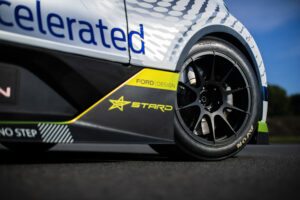 סופר-ואן פורד טרנזיט חשמלי על הכביש