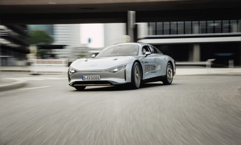 מרצדס EQXX בצבע אפור על הכביש במסע מגרמניה לבריטניה