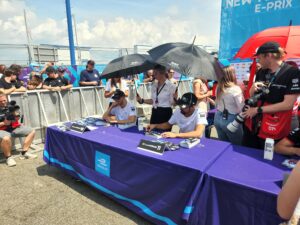 נהגי פורמולה E חותמים למעריצים במירוץ בברוקלין ניו יורק 2022