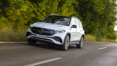 מרצדס EQB חשמלית עם 7 מקומות בנסיעה על כביש בינעירוני בשטוטגרד