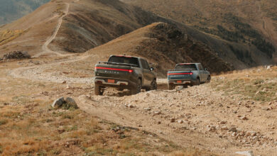 שני רכבי ריביאן R1T בשטח