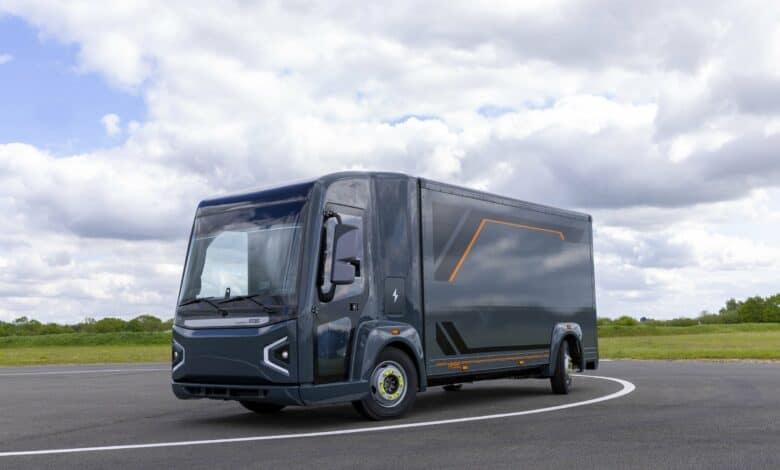 המשאית החשמלית P7-B של חברת REE הישראלית בנסיעה על כביש ניסוי