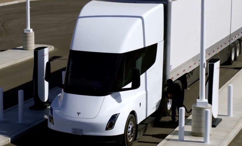 טסלה סמי 2022