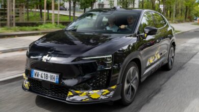 מבט קדמי על האב טיפוס של אייווייס U6 באירופה בנסיעה על כביש