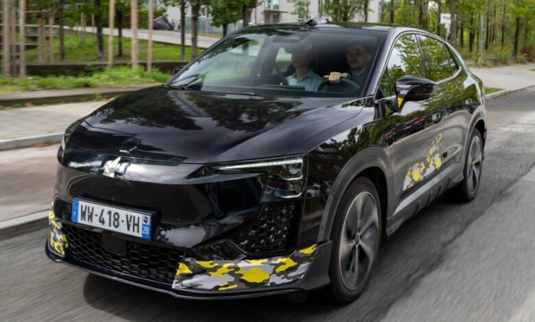 מבט קדמי על האב טיפוס של אייווייס U6 באירופה בנסיעה על כביש