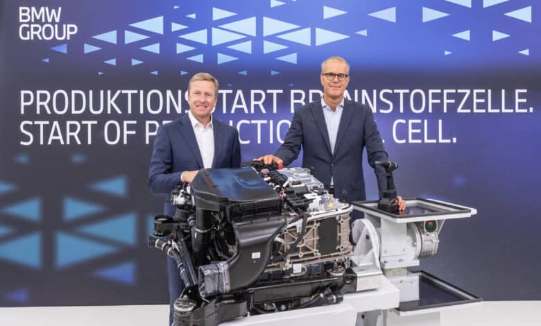 בכירים בב.מ.וו ליד מערכת הנעה מימנית