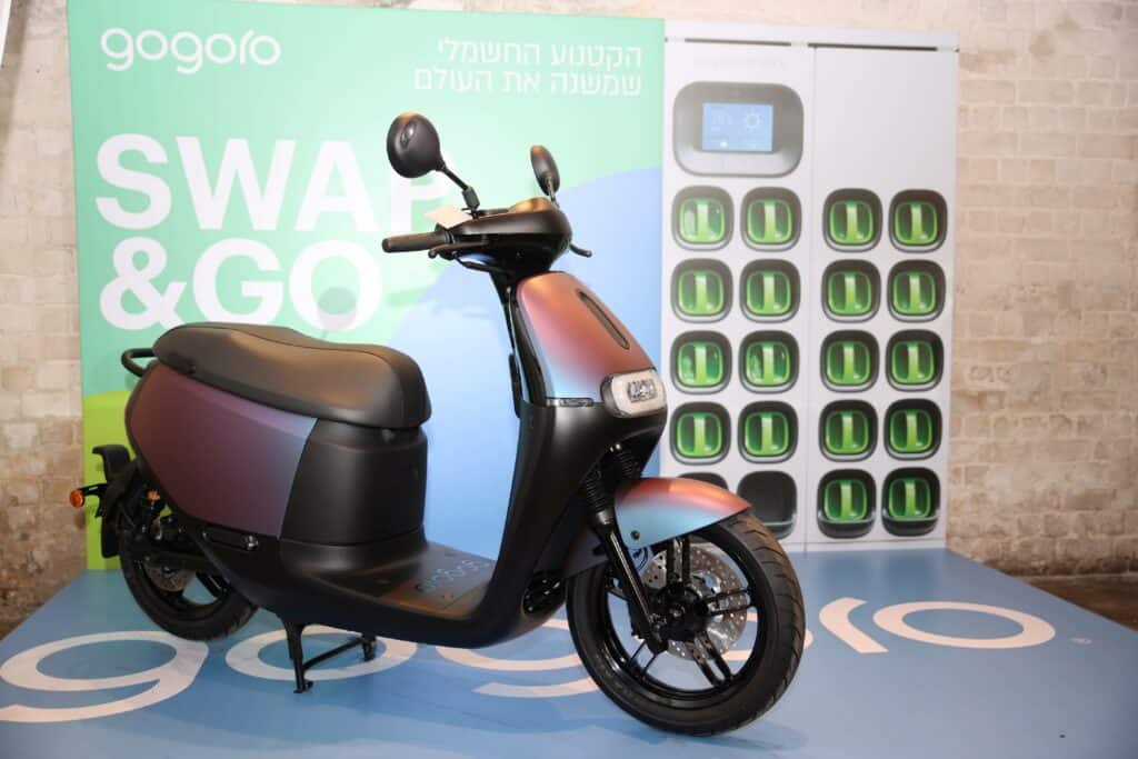 קטנוע של גוגורו בישראל עם כוורת טעינה מאחוריו