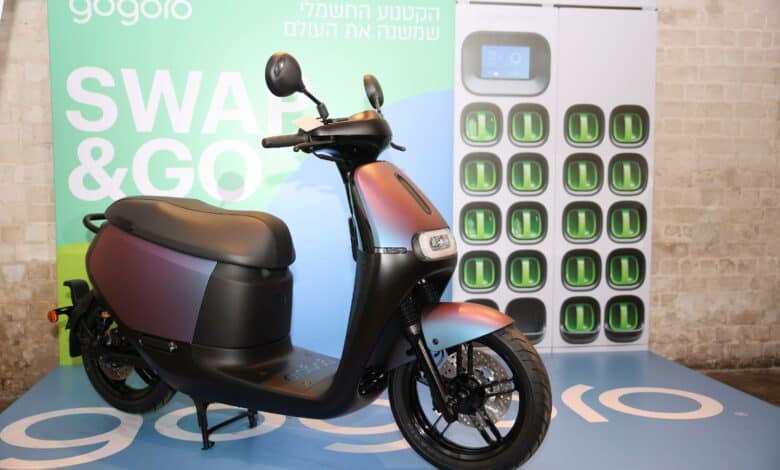 קטנוע של גוגורו בישראל עם כוורת טעינה מאחוריו