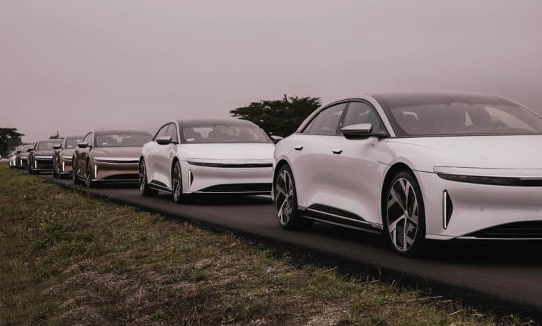 שורה של רכבי לוסיד אייר על כביש לקראת מסירות ראשונות ללקוחות