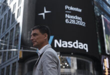 מנכל חברת פולסטאר, אינגנלאת', עומד ליד השלט של הנאסדאק