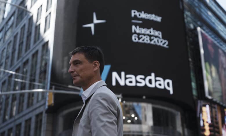 מנכל חברת פולסטאר, אינגנלאת', עומד ליד השלט של הנאסדאק