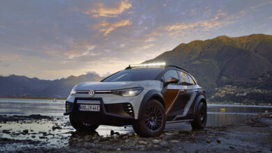 פולקסווגן ID. EXTREME רכב שטח חשמלי עומד במים רדודים ליד אגם