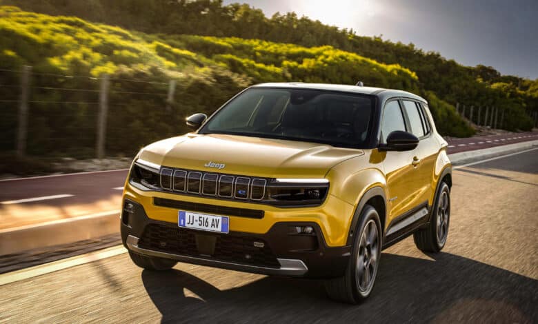 ג׳יפ אוונג׳ר חשמלי בנסיעה על כביש