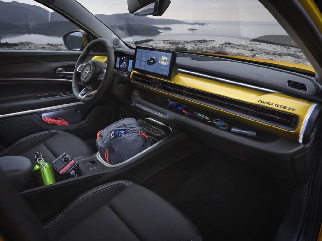 פנים הרכב של ג׳יפ אוונגר חשמלי