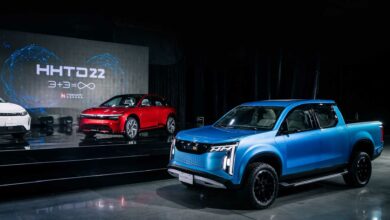 שני הרכבים החשמליים החדשים של פוקסקון, מודל B ומודל V, בזמן ההשקה של הרכבים על הבמה