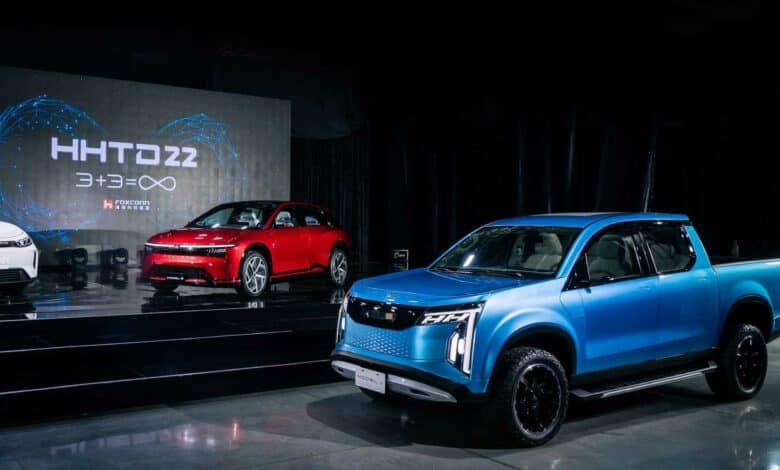 שני הרכבים החשמליים החדשים של פוקסקון, מודל B ומודל V, בזמן ההשקה של הרכבים על הבמה