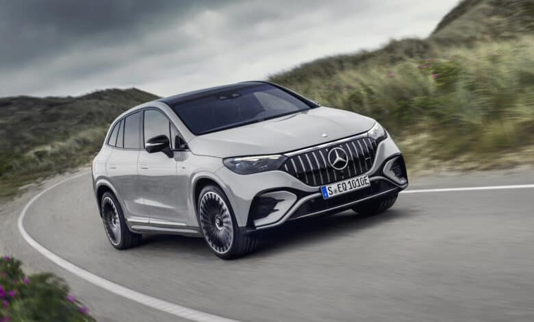 מרצדס EQE SUV חשמלית בצבע אפור בהיר בנסיעה בכביש בעיקול