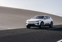 פולסטאר 3 בצבע לבן בנהיגה בכביש במדבר