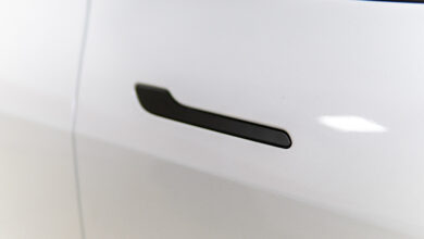 ידית דלת שחורה שקועה של טסלה מודל 3 לבנה