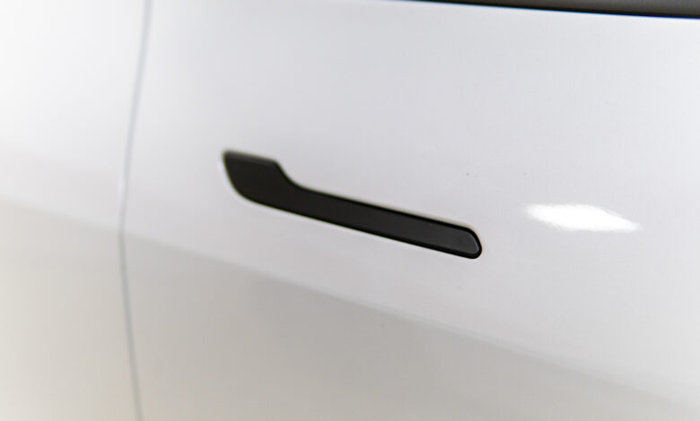 ידית דלת שחורה שקועה של טסלה מודל 3 לבנה