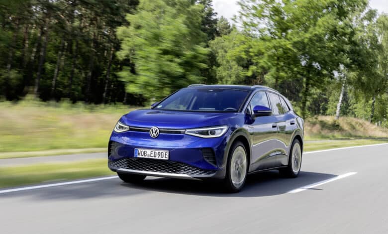פולקסווגן ID.4 פרו בצבע כחול בנסיעה על כביש בפרברים