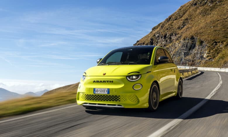 אבארט 500 חשמלית בצבע צהוב על כביש מפותל