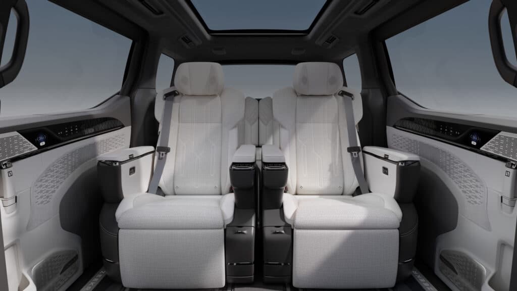 המושבים האחוריים בצבע לבן של זיקר 009